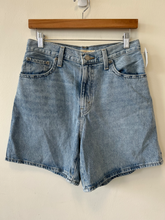 Load image into Gallery viewer, Levi Shorts Size 3/4
