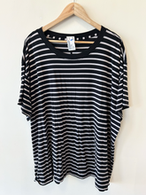 Load image into Gallery viewer, Lulu Lemon Athletic Top Size Medium
