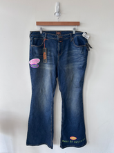 Load image into Gallery viewer, Von Dutch Denim Size 18/20 (36)
