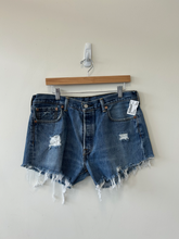 Load image into Gallery viewer, Levi Shorts Size 18/20
