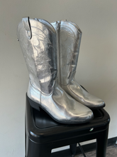 Load image into Gallery viewer, Boots Womens 6
