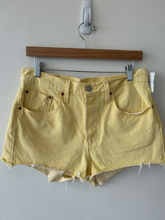 Load image into Gallery viewer, Levi Shorts Size 9/10

