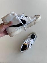 Load image into Gallery viewer, Nike Womens Athletic Shoes Womens 9
