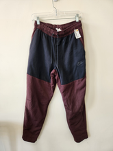 Load image into Gallery viewer, Nike Athletic Pants Size Small
