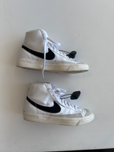 Load image into Gallery viewer, Nike Womens Athletic Shoes Womens 9
