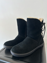 Load image into Gallery viewer, Uggs Boots Womens 6
