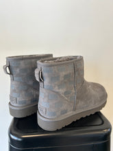 Load image into Gallery viewer, Uggs Boots Womens 12
