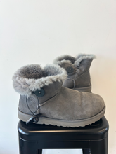 Load image into Gallery viewer, Uggs Boots Womens 11
