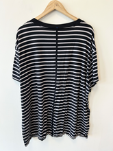 Load image into Gallery viewer, Lulu Lemon Athletic Top Size Medium
