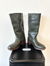 Load image into Gallery viewer, Frye Boots Womens 6
