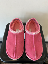 Load image into Gallery viewer, Uggs Casual Shoes Womens 8 *as is*
