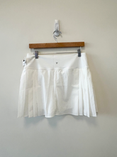 Load image into Gallery viewer, Old Navy Athletic Shorts Size Large
