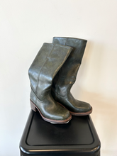 Load image into Gallery viewer, Frye Boots Womens 6
