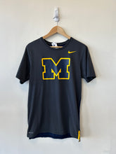 Load image into Gallery viewer, Nike Athletic Top Size Small
