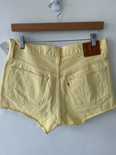 Load image into Gallery viewer, Levi Shorts Size 9/10
