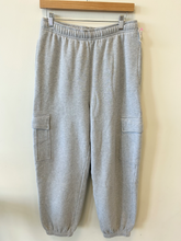 Load image into Gallery viewer, Aritzia Athletic Pants Size Medium
