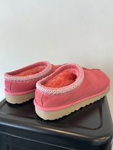 Load image into Gallery viewer, Uggs Casual Shoes Womens 8 *as is*
