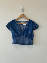 Load image into Gallery viewer, Aerie Short Sleeve Top Size Medium
