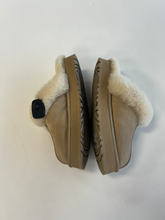 Load image into Gallery viewer, Uggs Casual Shoes Womens 9
