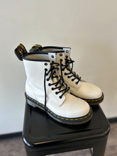 Load image into Gallery viewer, Dr Martens Boots Womens 8
