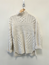 Load image into Gallery viewer, Abercrombie &amp; Fitch Sweater Size Extra Small
