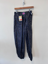 Load image into Gallery viewer, Nike Pants Size Small
