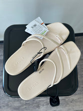 Load image into Gallery viewer, Women’s Crocs Size 11
