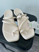 Load image into Gallery viewer, Women’s Crocs Size 11
