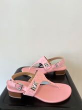Load image into Gallery viewer, Michael Kors Sandals Womens 7
