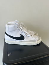 Load image into Gallery viewer, Nike Womens Athletic Shoes Womens 9.5
