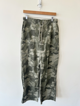 Load image into Gallery viewer, Hollister Pants Size Medium
