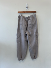 Load image into Gallery viewer, Aritzia Athletic Pants Size Medium
