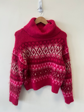 Load image into Gallery viewer, Universal Thread Sweater Size Small
