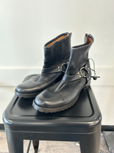 Load image into Gallery viewer, Frye Boots Womens 9.5
