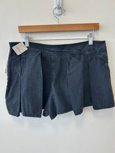 Load image into Gallery viewer, Free People Shorts Size 7/8

