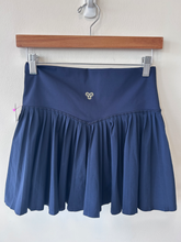 Load image into Gallery viewer, Aritzia Athletic Shorts Size Small
