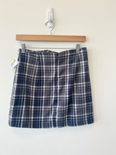 Load image into Gallery viewer, Aeropostale Short Skirt Size Medium
