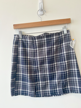 Load image into Gallery viewer, Aeropostale Short Skirt Size Medium
