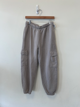 Load image into Gallery viewer, Aritzia Athletic Pants Size Medium
