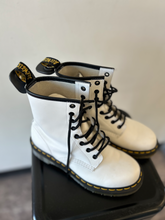 Load image into Gallery viewer, Dr Martens Boots Womens 8
