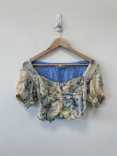 Load image into Gallery viewer, Urban Outfitters ( U ) Short Sleeve Top Size Medium
