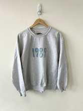 Load image into Gallery viewer, Sweatshirt Size Large
