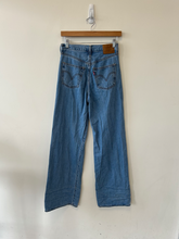 Load image into Gallery viewer, Levi Denim Size Extra Small
