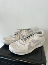 Load image into Gallery viewer, Nike Womens Athletic Shoes Womens 9.5
