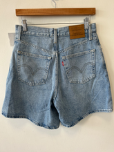 Load image into Gallery viewer, Levi Shorts Size 3/4
