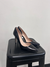 Load image into Gallery viewer, Bcbg Dress Shoes Womens 8
