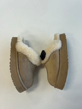 Load image into Gallery viewer, Uggs Casual Shoes Womens 9
