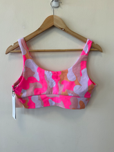 Load image into Gallery viewer, Uggs Athletic Top Size Medium
