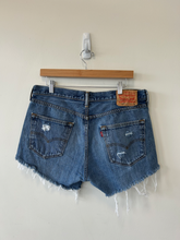 Load image into Gallery viewer, Levi Shorts Size 18/20
