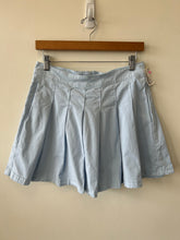 Load image into Gallery viewer, American Eagle Short Skirt Size 5/6
